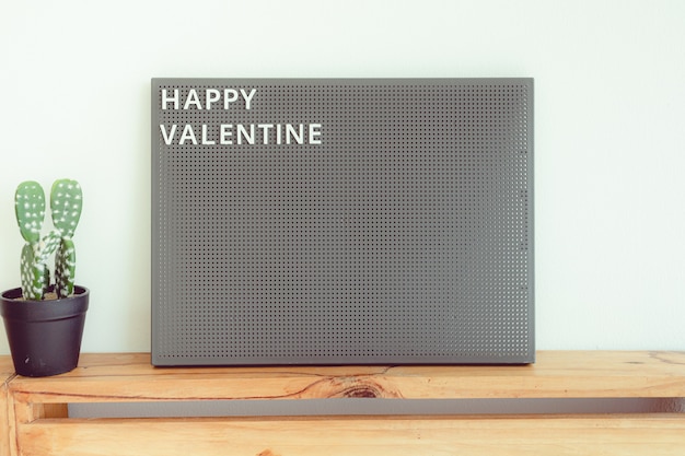 Kondig pegboard met tekst Happy Valentine in concept van liefde en Valentijn aan.