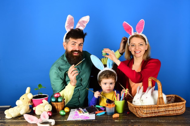 Konijnenfamilie paasfamilie met nep konijnenoren paasfamilie met mand met beschilderde eieren