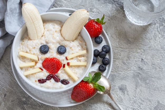 Konijntjespap met fruit in een kom