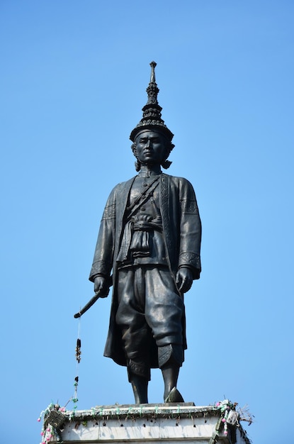 Foto koning somdet phra narai maharat het grote standbeeld of ramathibodi iii-monument op de rotonde voor thaise mensen reizigers reizen bezoek en respecteren biddende zegen in de stad lopburi in lopburi, thailand