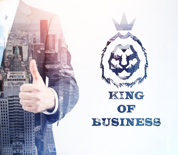 Koning van het bedrijfsleven met duim omhoog in de grote stad