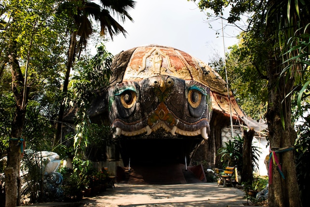 Koning van schildpad of Phaya Tao voor Thaise mensen en buitenlandse reizigers reizen bezoek respect bidden aanbidding heilig mysterie in grote schildpad in Wat Samphran-tempel in Sam Phran-stad in Nakhon Pathom, Thailand