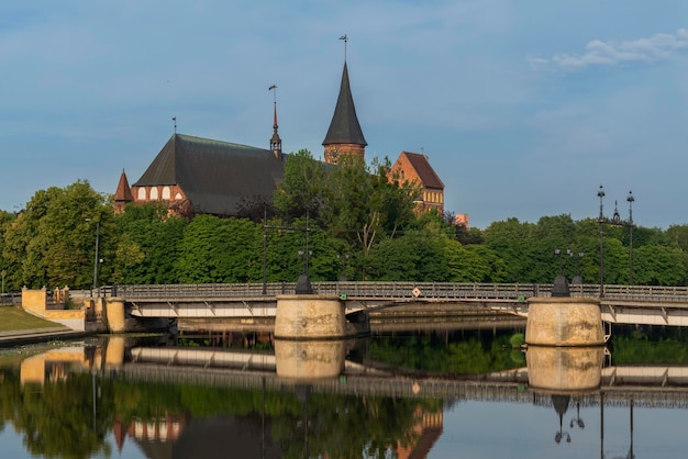 Foto cattedrale di koningberg sull'isola di immanuel kant e il ponte sul fiume pregolya kaliningrad russia