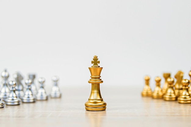Koningsschaak staat op schaakbordconcepten van competitie-uitdaging van leider zakelijk team of teamwerk vrijwilliger of winnend en leiderschap strategisch plan en risicobeheer of teamspeler