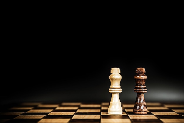 Koningsschaak staat op schaakbordconcepten van competitie-uitdaging van leider zakelijk team of teamwerk vrijwilliger of winnend en leiderschap strategisch plan en risicobeheer of teamspeler