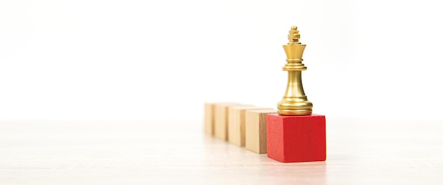 Koningsschaaktribune op kubus houten blokconcepten van concurrentieuitdaging van leider zakelijk team of teamwerk vrijwilliger of winnen en leiderschap strategisch plan en risicobeheer of teamspeler