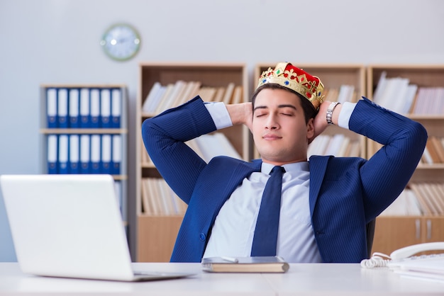 Koningszakenman die in het bureau werken