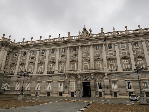 Koninklijk paleis madrid bij zonsondergang