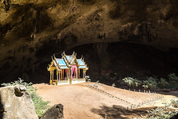 Koninklijk paviljoen in grot Phraya Nakorn in Thailand