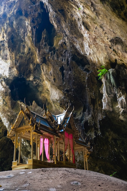 Foto koninklijk paviljoen in grot phraya nakorn.