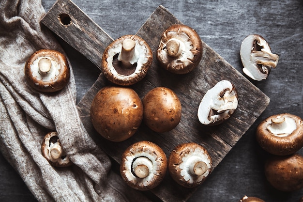 Koninklijke champignons op een theedoek. Voorbereiding voor koken