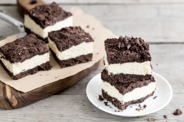 Koninklijke kaastaart met chocoladekruimels op een plaat