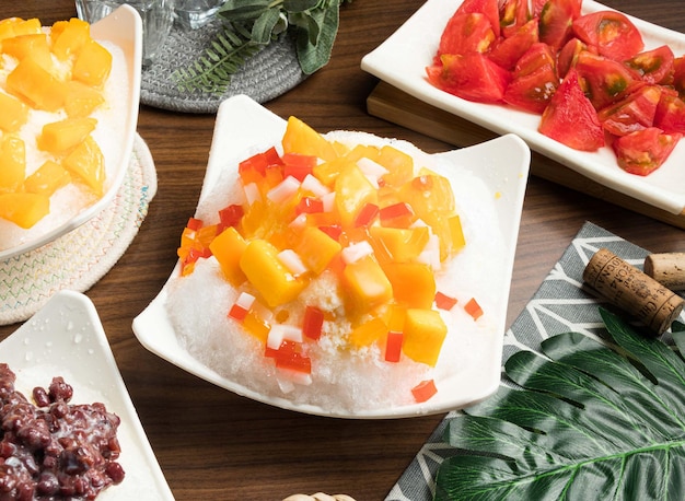 Konjac Mango-ijs geserveerd in kom geïsoleerd op tafel zijaanzicht van taiwan eten