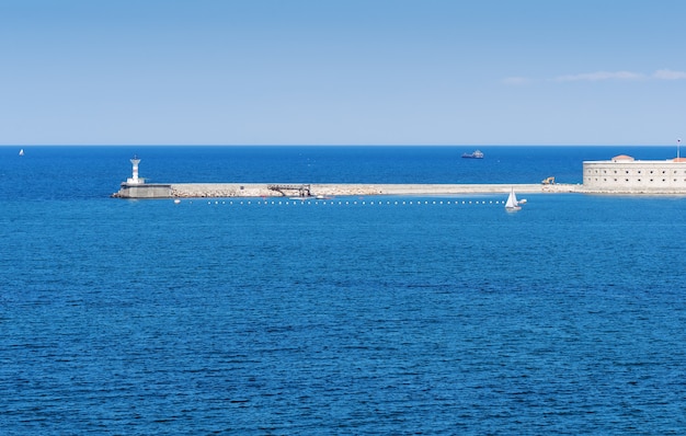 Konstantinovskaya-batterij en een vuurtoren bij de ingang van de Sebastopol-baai