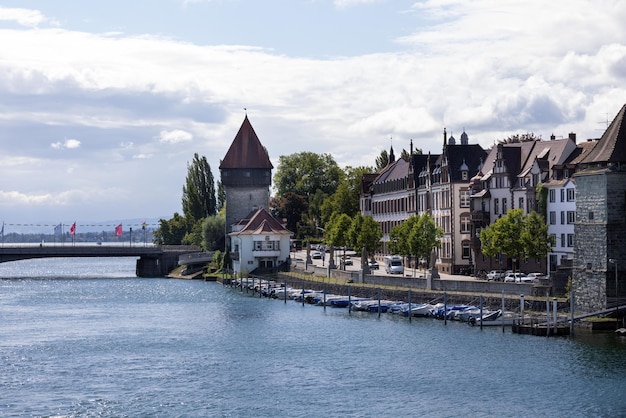 Photo konstanz view from the bicycle bridge to the old rhine bridge over the rhine to lake constance