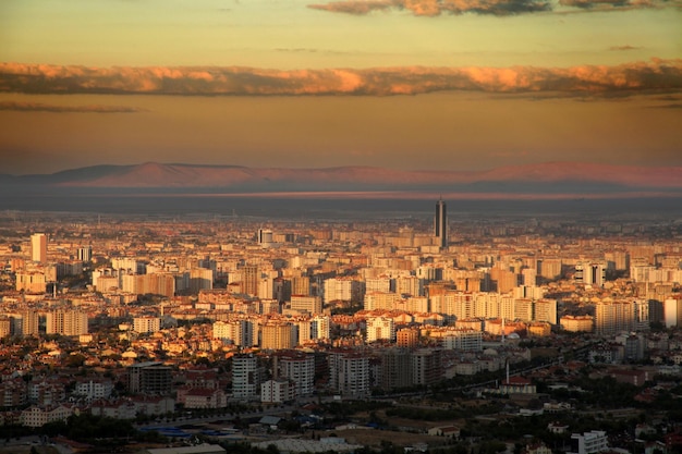 Konya-stad bij zonsondergang