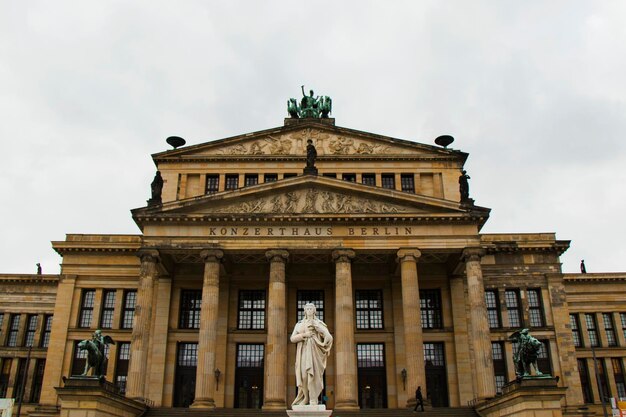 Konzerthaus berlin gelegen op het plein gendarmenmarkt in de buurt van het historische centrum van de stad