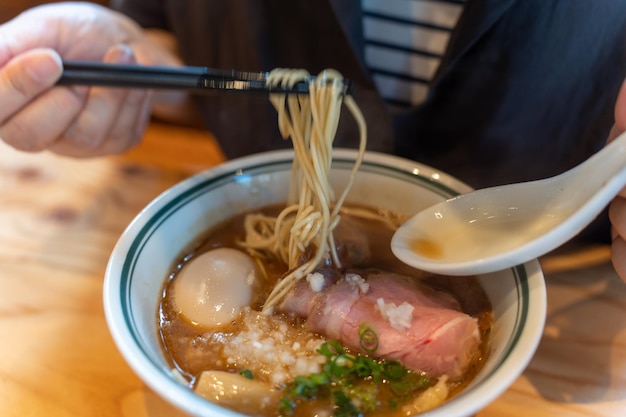 Kook eiernoedels Aziatische ramen en groenten voor de soep