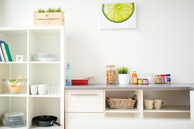 kook- en interieurconcept - moderne huiskeuken met keukengerei, eten en kruiden op tafel