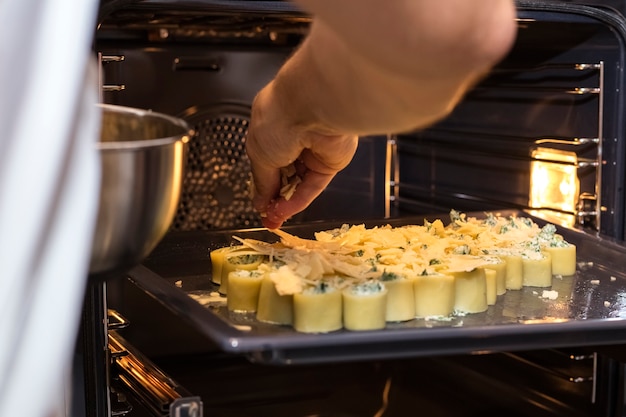 Kook hagelslag kaas op Cannelloni met een zachte ricotta-crème. Koken in een restaurant