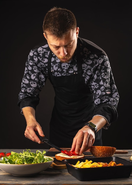 Kook tomaten op een gegrild burgerbroodje