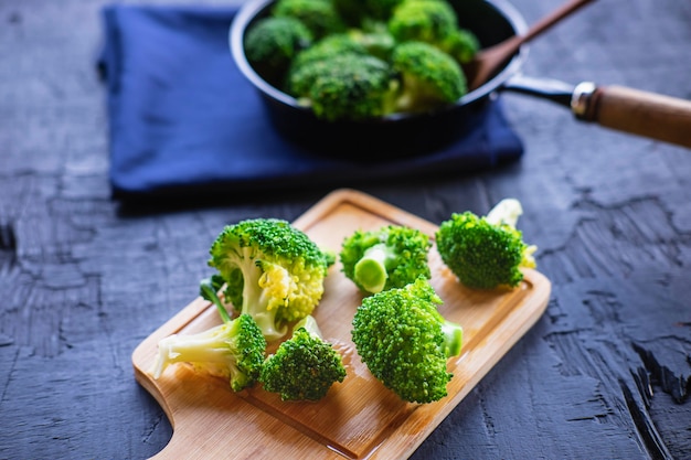 Kook verse broccoligroenten Natuurlijke voeding