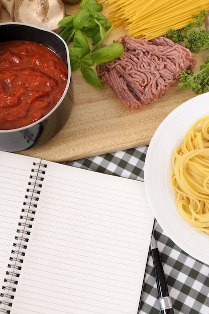 Foto kookboek met ingrediënten voor spaghetti bolognese