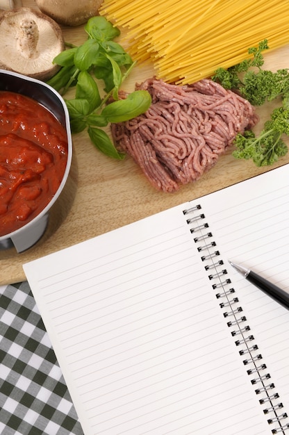 Kookboek met ingrediënten voor spaghetti bolognese