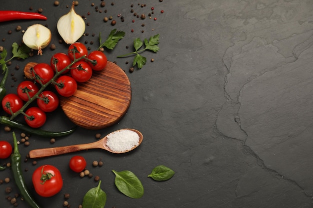 Kookconcept Houten snijplank en verschillende producten op de zwarte tafel boven zicht Ruimte voor tekst