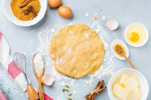 Kookingrediënten bakken op een keukentafel