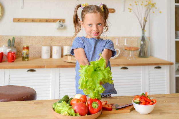 Kookles gelukkige geduldige moeder leert dochtertje gezond eten te koken