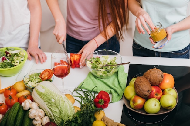 Kookles voor vrouwen. Vegetarische maaltijd. Speciaal recept. Assortiment verse groenten en fruit.