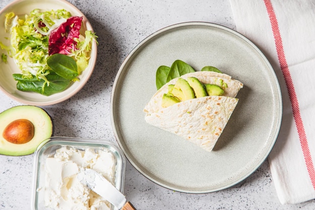 Kookproces voor sandwich en ingrediënten bereidingswijze quesadilla met avocado zalm kwark en spinazie trendy wrap hack stap voor stap stap 4