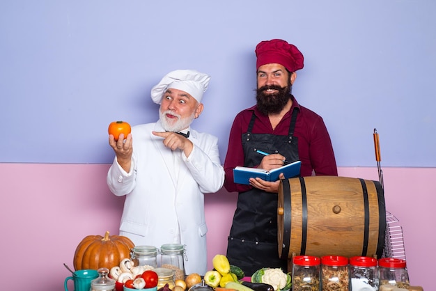 Kookrecept twee mannen in chef-kok uniform goedkeuren restaurant service restaurant grappige keuken chef-koks en