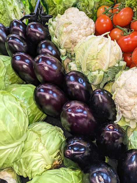 Kool aubergine en tomaten bovenaanzicht Veel verse groenten