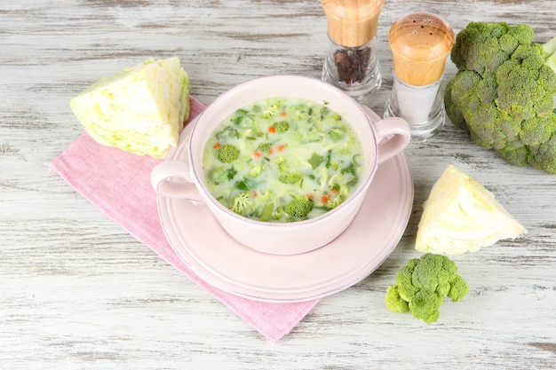 Kool soep in plaat op servet op houten tafel