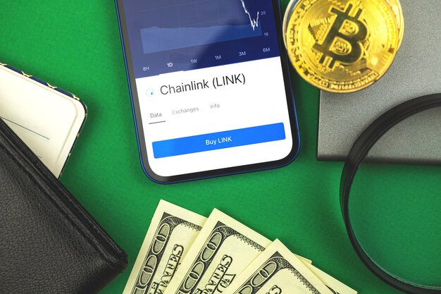 Koop en verkoop Chainlink LINK crypto-valuta met uw mobiele telefoon, mobiel bankieren concept met nieuw virtueel geld, bovenaanzicht zakelijke achtergrondfoto
