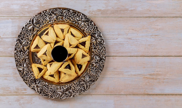 Koosjere glazen wijnvakantie carnaval met hamantaschenkoekjes purim joodse vakantie