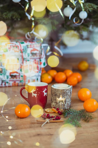 Kop, kandelaar en fruit bij de kerstboom