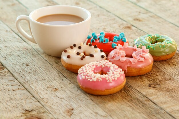 Kop koffie en donuts