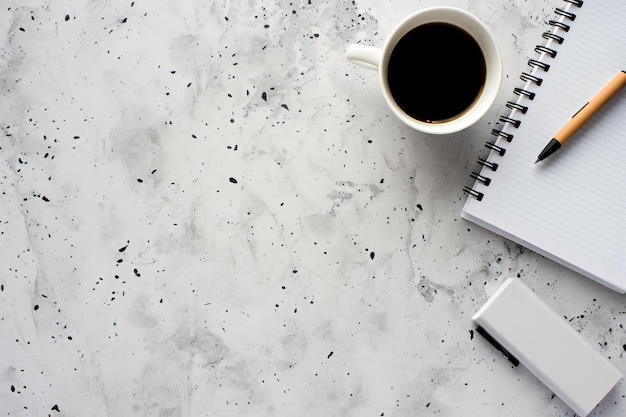 kop koffie en notebook op de tafel voor minimalistische foto branding