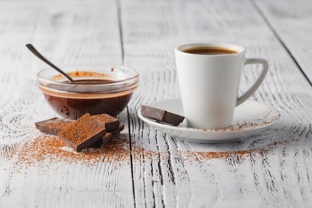 Kop koffie en snoepjes op een witte lijst