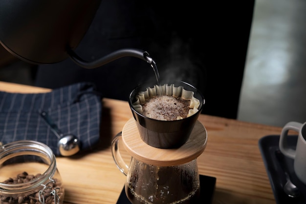 Kop koffie met rook en koffiebonen op oude houten achtergrond