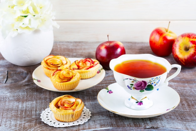 Kop thee en muffins met roze appelplakken