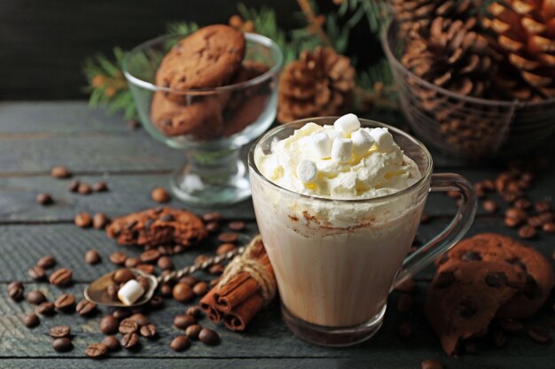 Kop warme cacao met marshmallow en koekjes op zwarte tafel