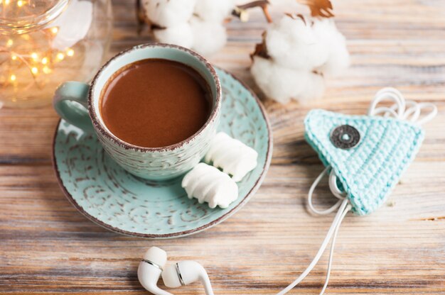 Kop warme chocolademelk en lichten