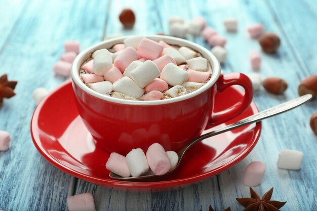 Kop warme chocolademelk met marshmallows op tafel