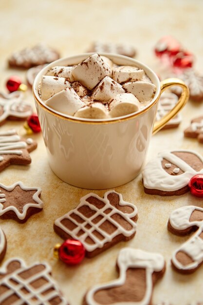 Kop warme chocolademelk met smakelijke marshmellows Vers gebakken kerstvormige peperkoekkoekjes aan de zijkanten Met kerstversiering Bekijk van bovenaf