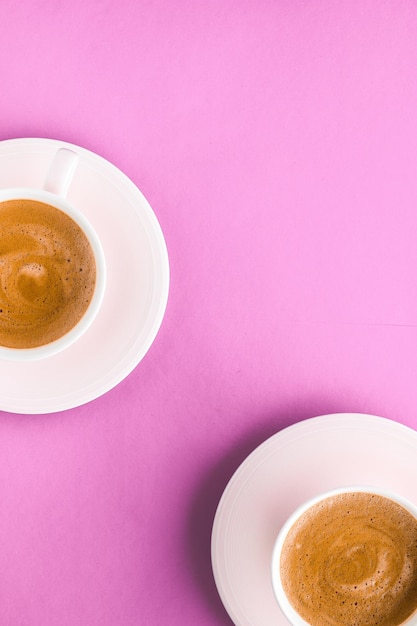 Kop warme Franse koffie als ontbijtdrank flatlay kopjes op roze achtergrond