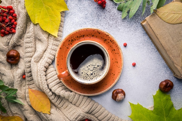 Kop warme koffie deken en herfstbladeren op herfst achtergrond Vintage toning herfst ontspannen concept